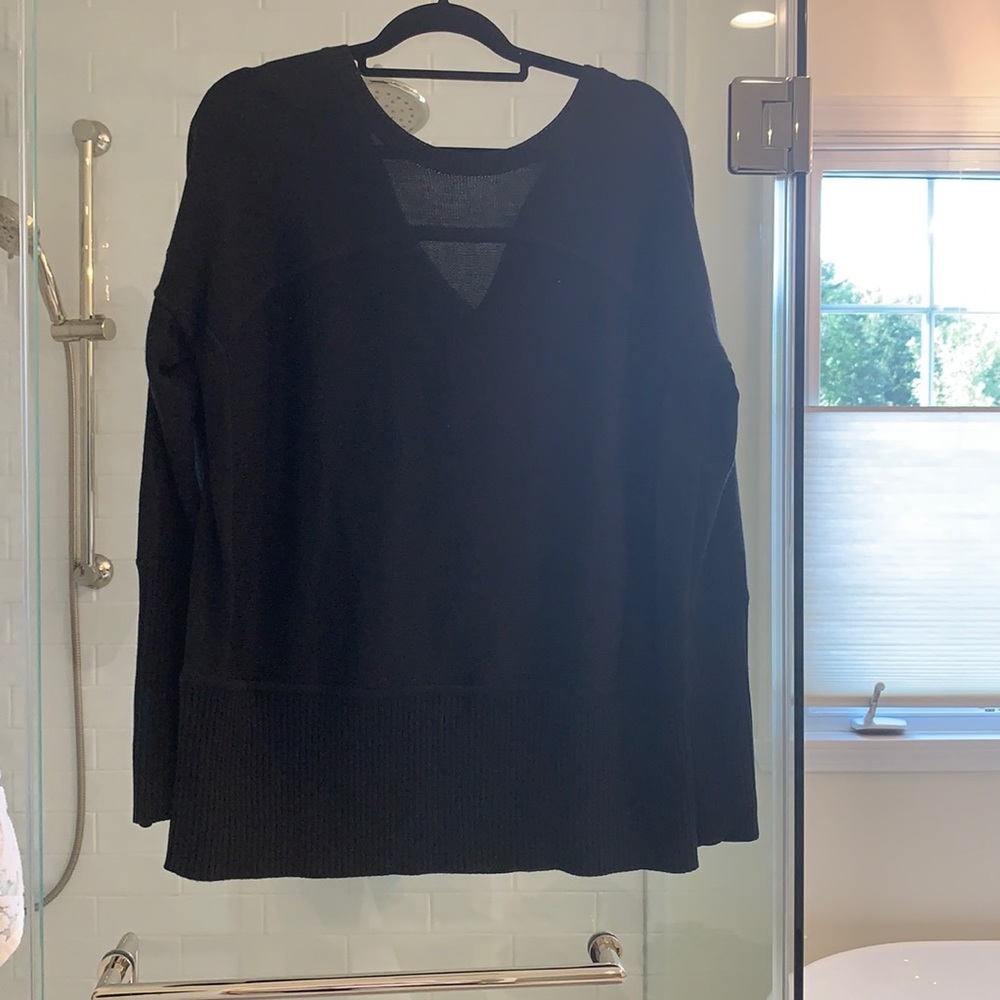 LULULEMON BLACK SWEATER